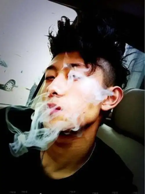 这几个明星都会抽烟,这位女明星因为抽烟差点毁了形象!_网易订阅