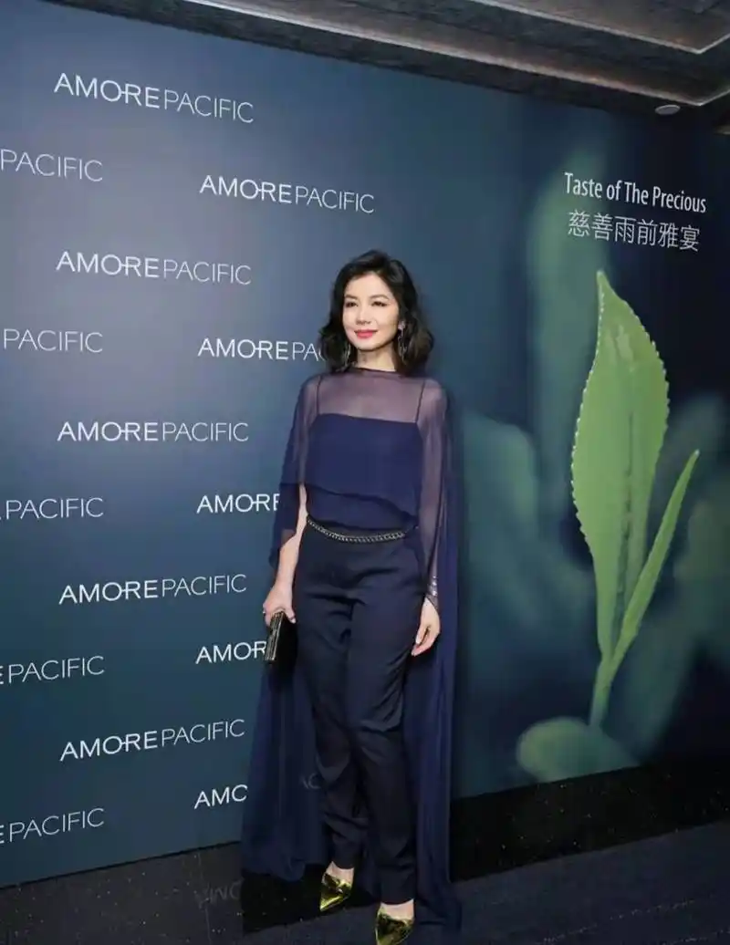 原创魅力不减62岁钟楚红近况曝光脸上已有明显皱纹但仍崇尚健康美