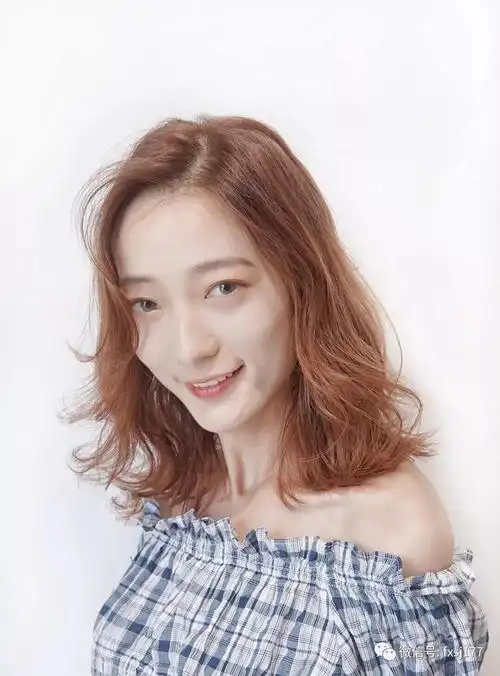 今年流行人鱼短发烫让你摆脱平庸感