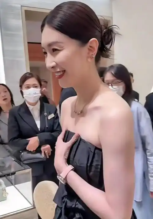 江疏影出席上海活动,娴静穿黑抹胸裙,展示高雅之美.