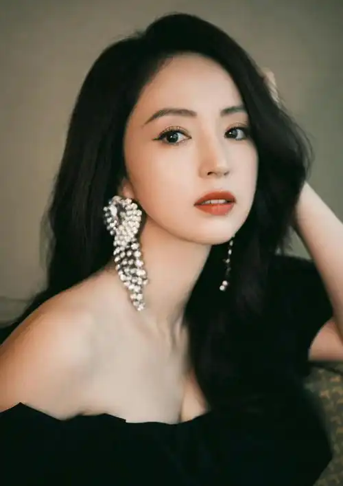 高贵优雅的董璇,气质出众,温柔甜美的写真照!__财经头条