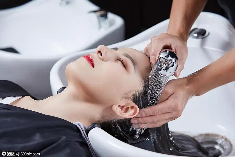 女性顾客洗头发理发店人物