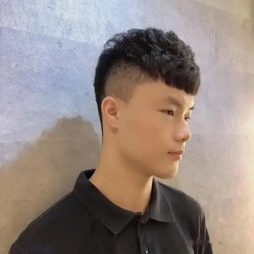 朝气短卷发男生短发烫起来超级帅