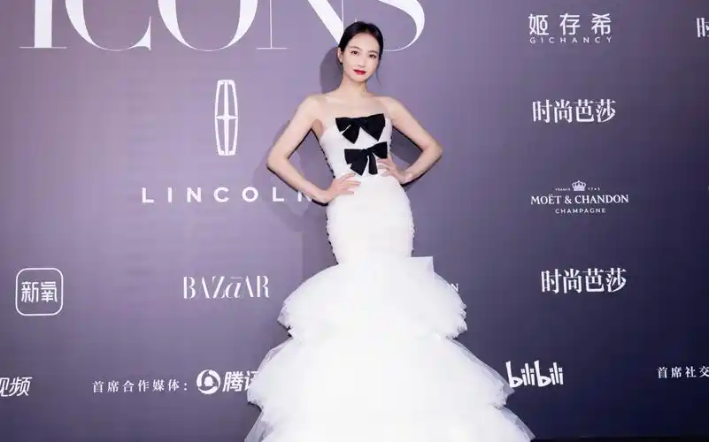 【宋茜】时尚芭莎年度派对 宋茜红毯cut | 白色蝶舞恋花裙好绝啊_哔哩