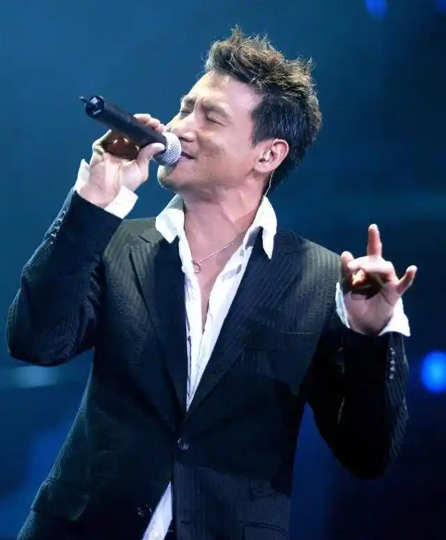 张学友演唱会再现神奇技能:看见我的兰花指没?那有你们要找的人