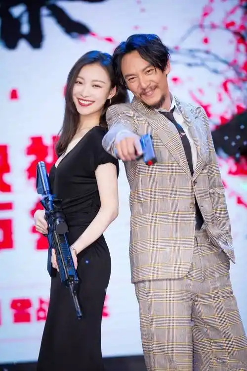 张震倪妮笑容灿烂,同框自拍曝光,互动自然,氛围感好绝_机场_状态_照片