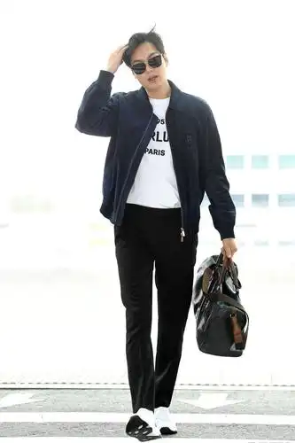 李敏镐退伍后首次公开行程,仁川机场里耀眼的一道光,瞩目的机场时尚