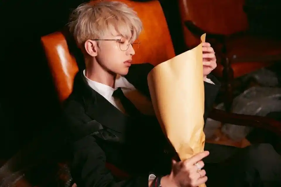 戴上眼镜的蔡徐坤斯斯文文,特别有书生气质,五官也衬托的更加精致和