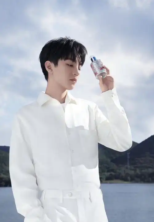 王俊凯 白色西装! /法国希思黎代言