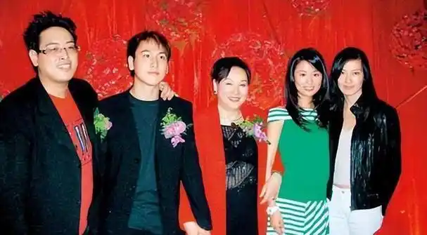 汤珈铖:被抑郁症折磨的富豪家族"黑狗",那些消失网络的日子