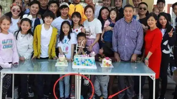 森碟生日会合影照曝光,脚上穿轮滑鞋超抢镜,而袁弘成亮点_黄色_衣服