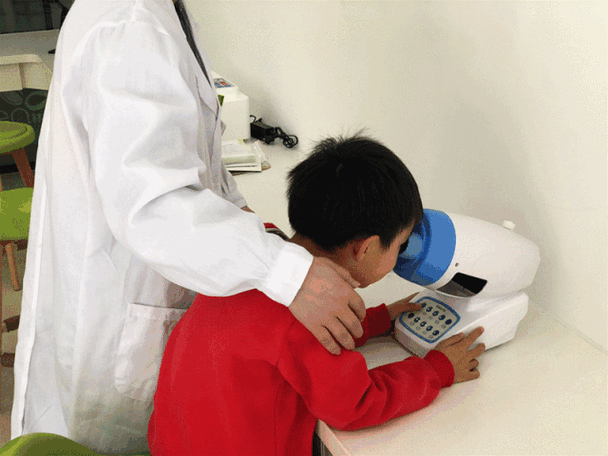 【科视眼科】儿童看东西时出现眼睛一边斜,我不知道该怎么办?