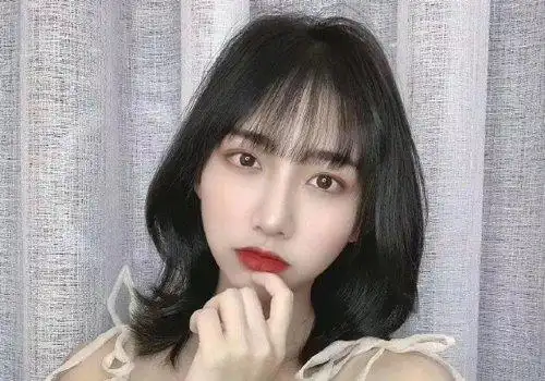 空气刘海才是最适合菱形脸发型 额头窄尖下巴梳轻盈刘海见效快