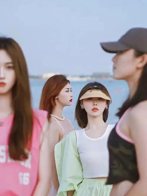 每次和闺蜜出门拍照,都会提前沟通好衣服,造型,色系或者同材质,这样拍