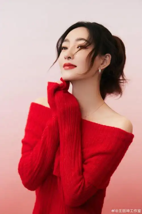 王丽坤超话岁序更替,生生不息的热爱之光铺满下一程的路.