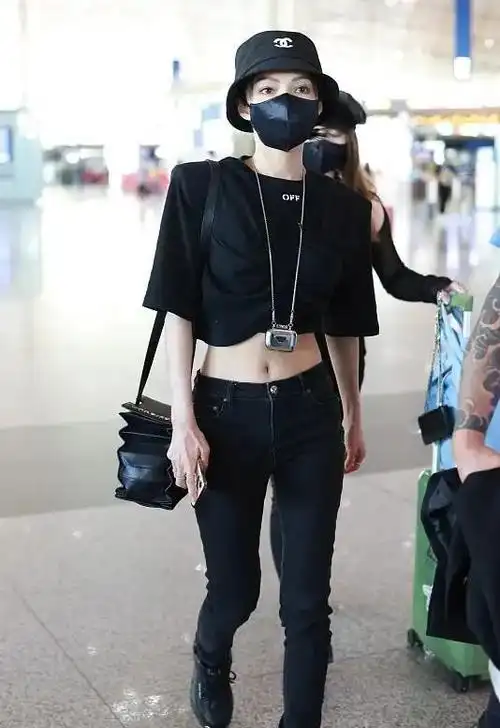 张韶涵真是小个子的穿搭教科书穿露脐装亮相身材气质绝佳