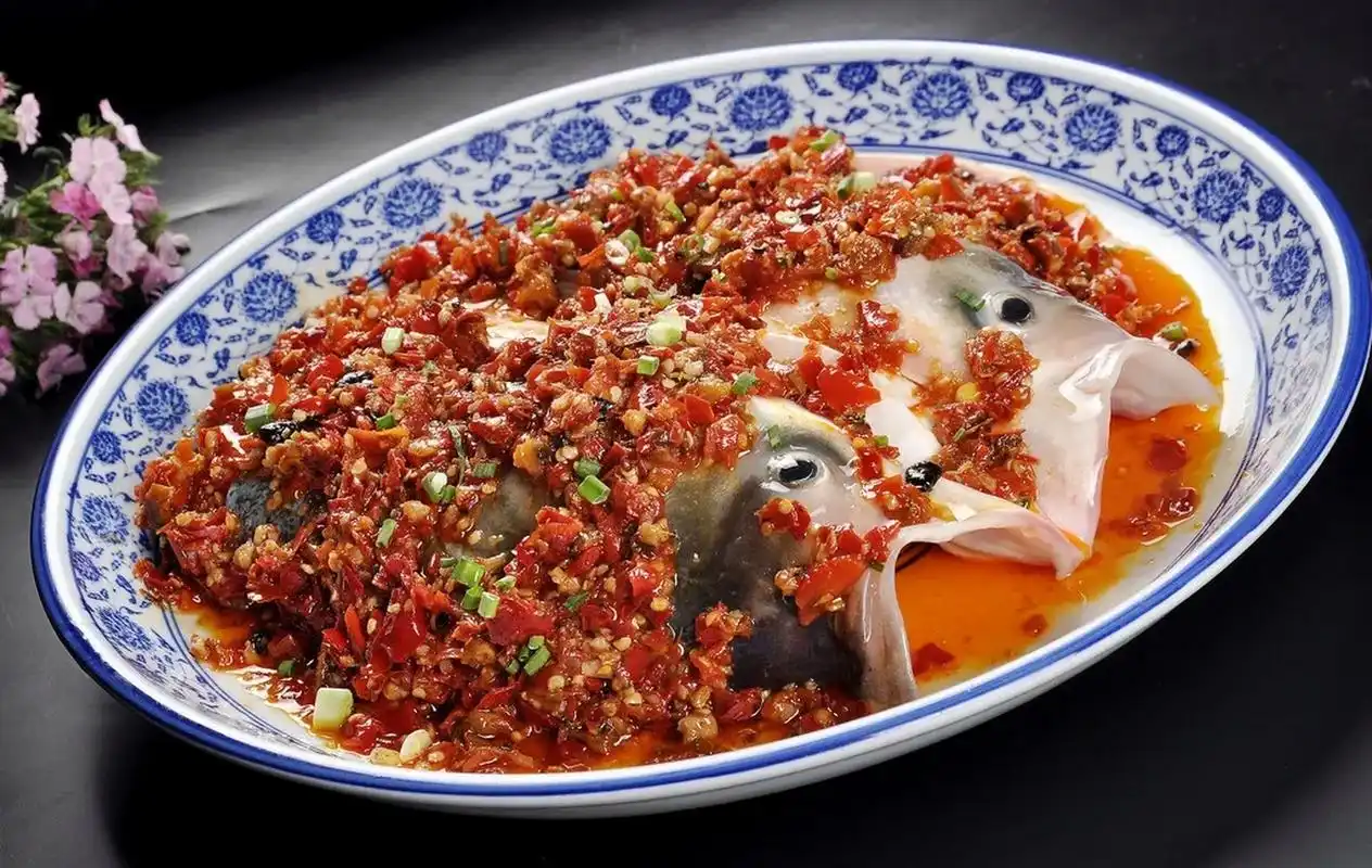 剁椒鱼头是一道湖南特色菜,以其麻辣鲜香而闻名.