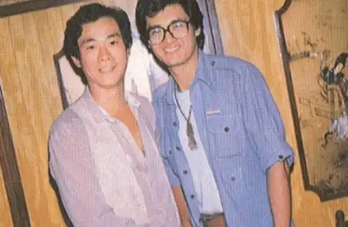 73岁郑少秋冻龄不显老风度翩翩不拦粉丝拍摄曾是周润发伯乐