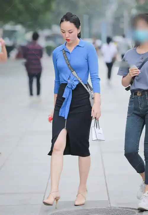 亮蓝色针织衫搭配纯黑色一步裙知性优雅身姿曼妙