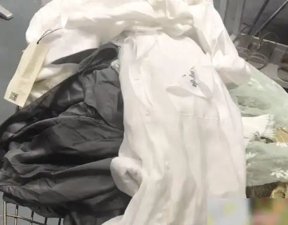 女子服装店撕烂37件衣服2分钟撕了5件监控拍下全过程