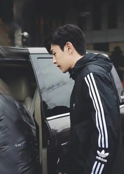 邓伦第一作为90后男演员他太成功了