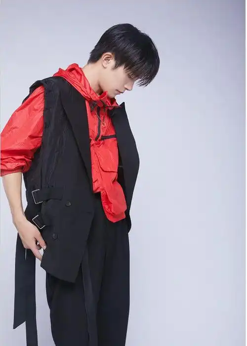 易烊千玺再次上线身穿红色冲锋衣舞种融合战正式打响