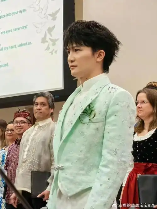 这就是红气养人吧 现在的周深和刚出道的他简直判若两人