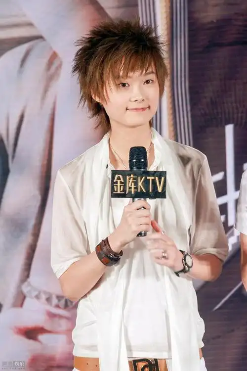 往事|李宇春15年前青涩照曝光 造型变化大!