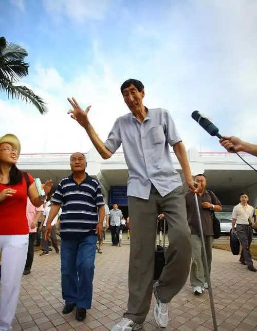 中国第一高人鲍喜顺3:打破吉尼斯世界纪录,迎娶小28岁妻子