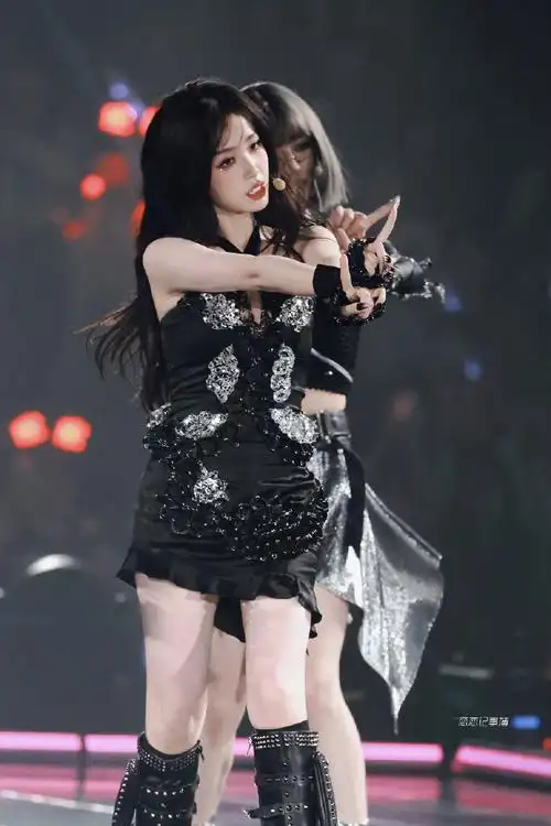 虞书欣超话90舞台合集#虞书欣星光黑曜立体连衣裙