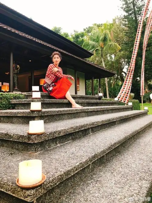 贾静雯幸运躲过火山喷发发文祈福希望一切平安