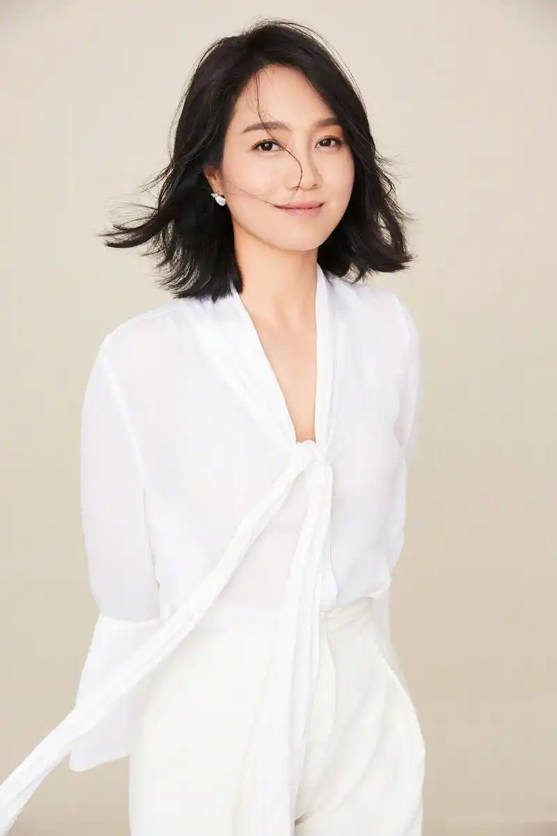 个母婴博主了,我明明是一个还在认真做节目的主持人,认真拍戏的演员啊