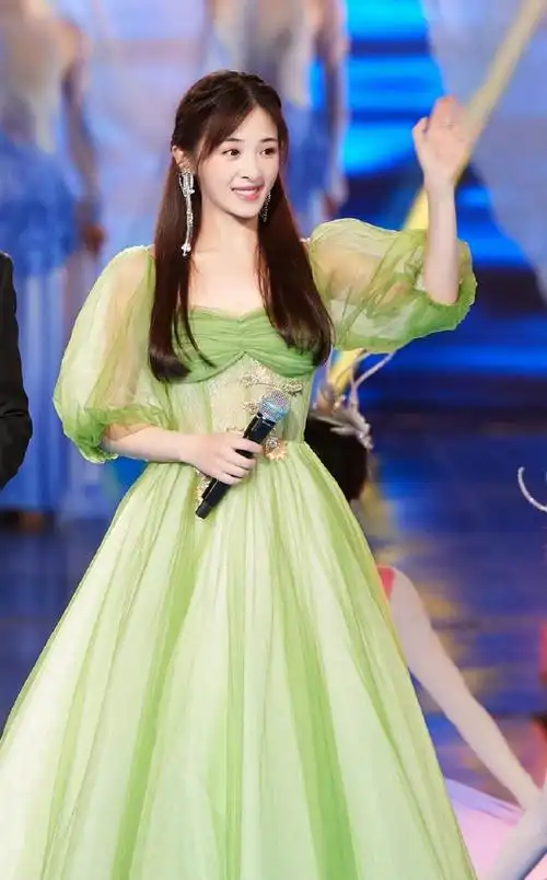 张含韵郑恺明月升大气开场