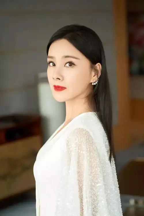 何琳的成就和坚持不仅源于她的才华和努力,还得益于她坚强的家庭背景