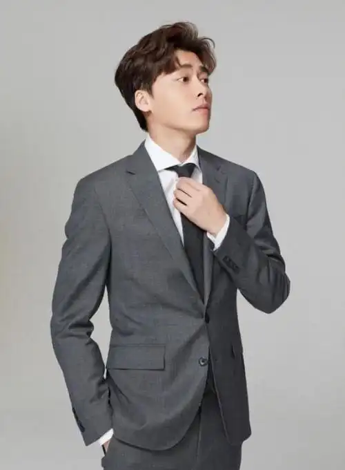 第一代流量成功转型李易峰西装造型稳重正式hold住寸头发型