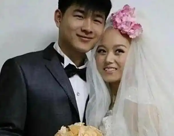 回顾妻子去世后丈夫给手机充1000元话费将手机充满电埋进坟墓