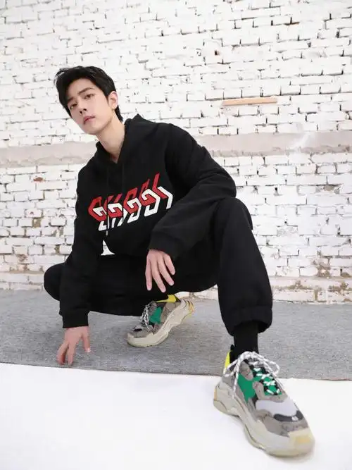 肖战的古驰假日活力穿搭