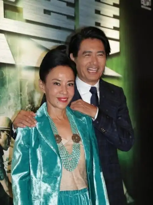 周润发妻子年过60也不老穿绿色西装挺霸气好身材也不输年轻人