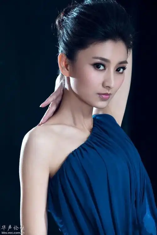 "眉姐姐"斓曦纱质飘逸蓝裙,妩媚女神气场大爆棚