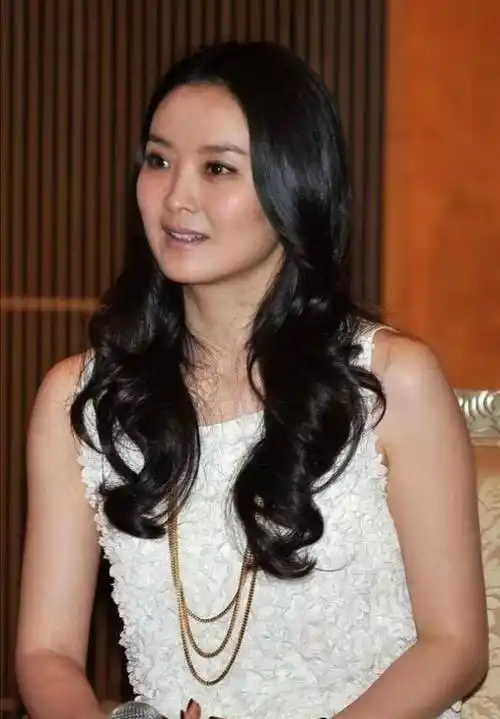 王艳不愧是豪门阔太,无袖背心配短裤都穿出气质,一双玉腿太吸睛_造型