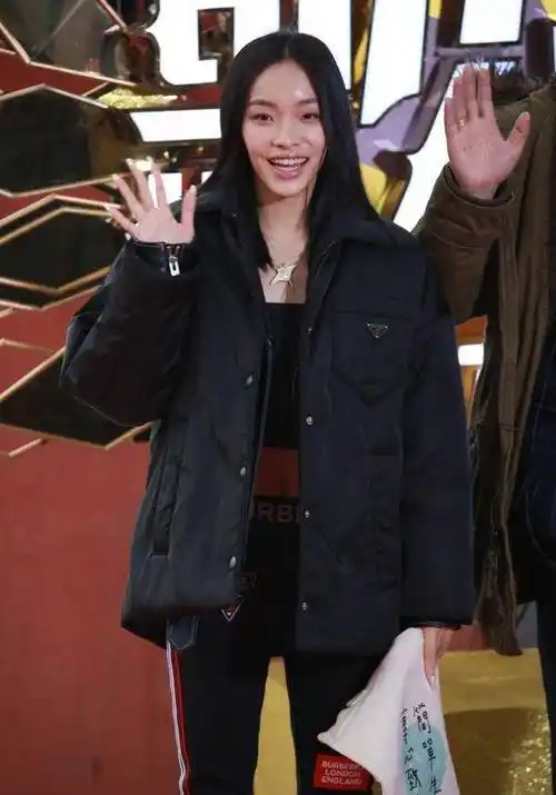 别看平时刘柏辛穿搭嘻哈风,但是过冬穿搭也是妥妥的