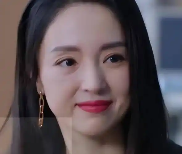 董璇小哥携女出游,男方剃光头身材发福,当众提裤引围观_女儿_俩人