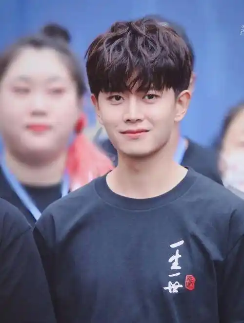 路人镜头下任嘉伦是什么样子?