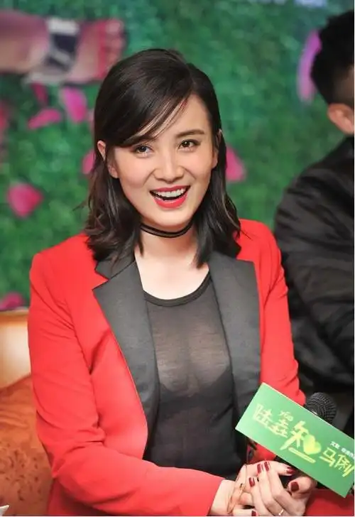 有一种媚感叫宋佳穿西装,透视内搭真挺撩人,简约款式也有魅力