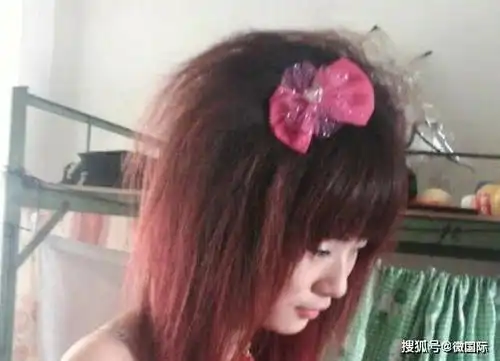 因为无论男生还是女生,只要是杀马特家族的年轻人,发型和衣服都是很