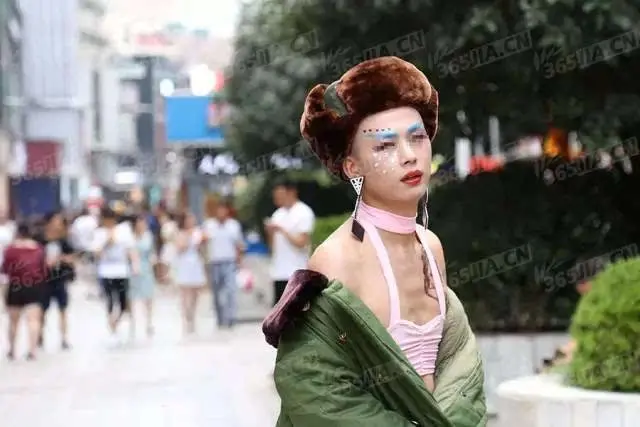 合肥步行街出现一男网红穿妖艳女装.