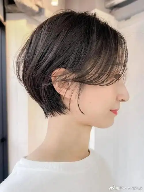 而且,这种发型在日常生活中也比较方便,不会因为头发过长而影响行动或