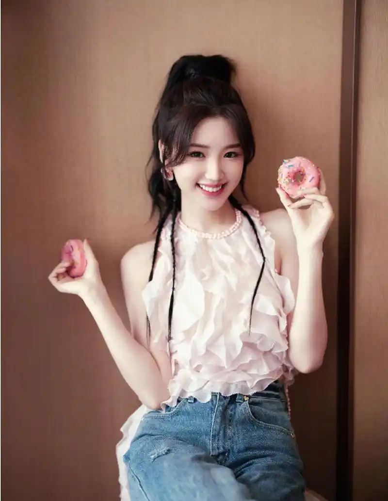 毛晓彤穿粉丝背心牛仔裤甜辣十足 笑容灿烂元气满满  毛晓彤是一位