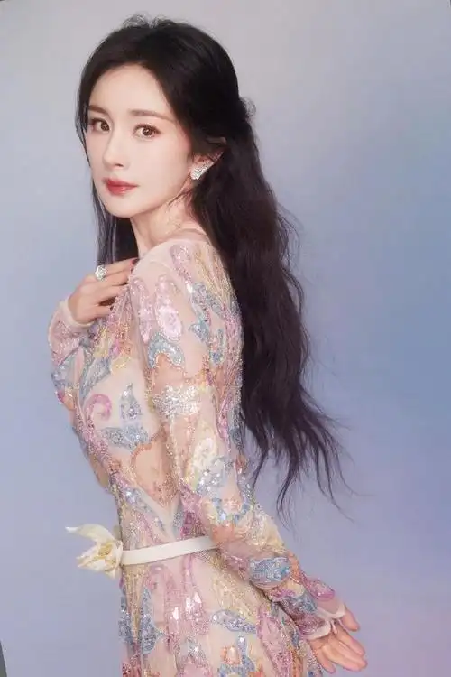 杨幂最新造型大片曝光鎏金薄纱裙华丽亮相温婉与优雅的气质