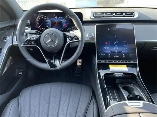 相比外观,很多人对于内饰的吐槽更严重,因为现款在售的奔驰s级内饰